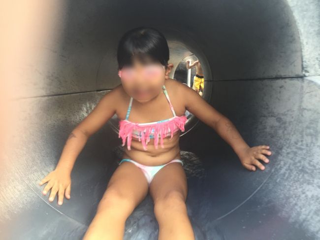 子供もゆっくり寝て<br /><br />またプールで遊び<br /><br />満足げな笑顔