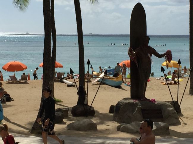 コンガリッチな日焼けをしたDuke像の前で乗り換え