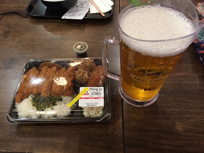 飲みたかった1㌦ビール<br /><br />私は1人ピッチャー<br />２杯いきました(-"-)<br /><br />とんかつ弁当～