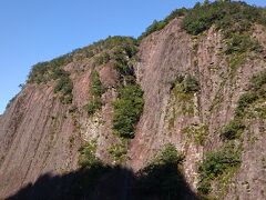 大きすぎて写真に入らないですが、高さ約150m・幅約800mの大きさは日本最大級だそうです。
年に2回影が犬の形になるときがあり言い伝えの守り犬が出現するとのことと、雨の後には岩の間から滝が出現するということでしたがどちらも出てません。