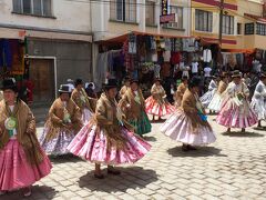 同じくコパカバーナ。この日はお祭りで晴れ着ですが、民族衣装を着た人たちが暮らす場所。

ペルーとボリビアでは、朝方移動する時にはいつもすれ違う人たちが挨拶してくれて、とても心和みました。