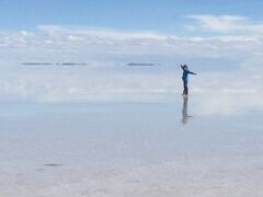 ボリビアのウユニ塩湖。

期待して訪れましたが、想像以上に素晴らしかったです。
天気も味方してくれて、一発OKのシチュエーションでした。
http://4travel.jp/travelogue/11176888
