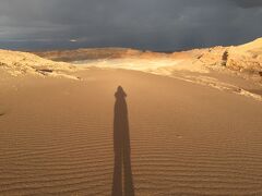 やっと着いたチリの砂漠の街、サンペドロ・デ・アタカマ。

街自体は観光地で賑わっていましたが、街を抜けると素晴らしい場所の数々。
夕暮れ迫るアタカマ砂漠。雲行き怪しく遠くで雷鳴が聞こえ、うっすら虹も浮かぶ
アタカマ砂漠は、ここまででいちばんの光景でした。
http://4travel.jp/travelogue/11178295
