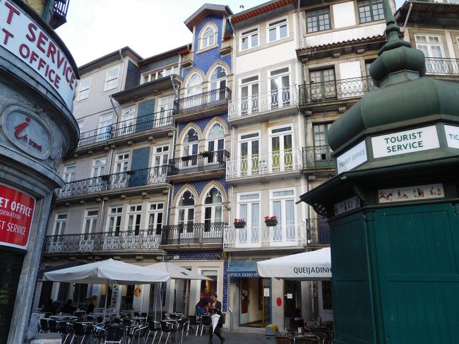 ホテルを出てすぐの、昼間は観光客でびっしり賑わうあたり。サン・ベント駅向かい。<br />この左の路地をずっと進んでいこう。