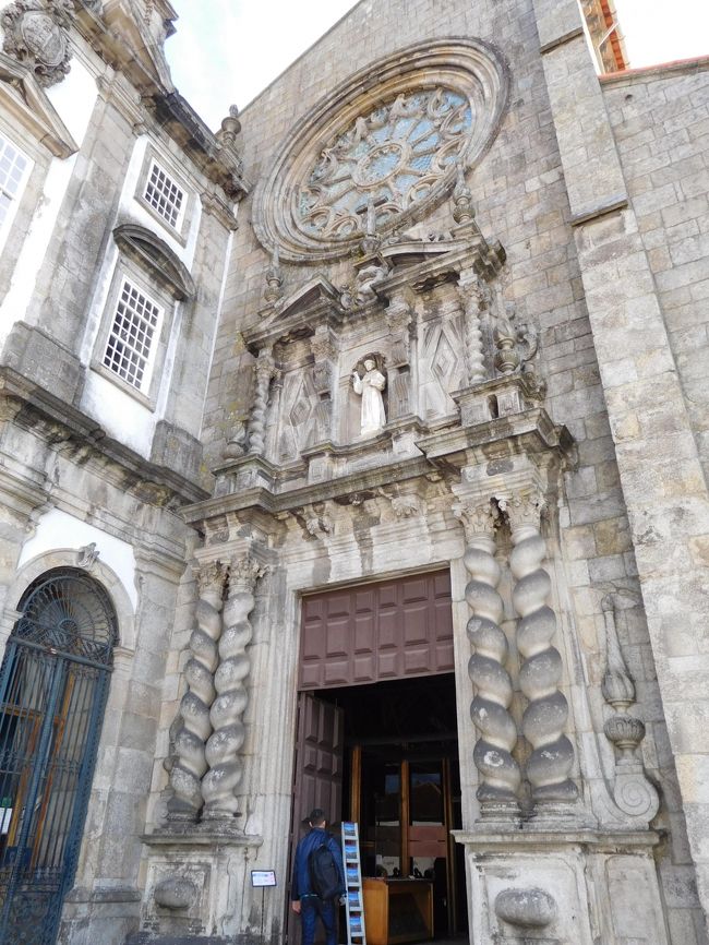 まず、左の建物でチケットを買い、こっち、右側の教会に入る。<br />教会は圧倒される美しさ。写真撮影はダメ。<br /><br />それからまた左の建物に入る、という順路。