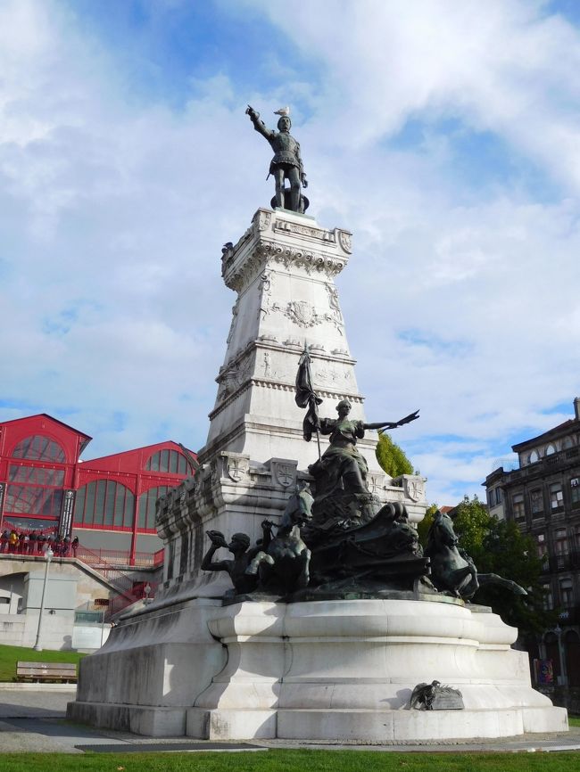 サン・フランシスコ教会を出て、ボルサ宮へ戻る。<br />宮殿前の公園の像の頭の上にカモメが乗ってるよ♪<br />