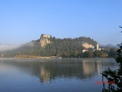 ブレッド湖畔からブレッド城が見えます。
素晴らしい景色です。
麓にはSt. Martin's Parish Churchが見えます。