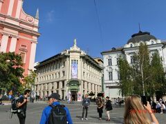 プレシェーレノフ広場。
やはり観光の中心ですね。
この広場から三本橋を渡って、市庁舎、
リュブリアナ城、青果物市場、竜の橋を
渡りリュブリャニツァ川に沿ってプレシェーレノフ広場に戻ってきます。
広場にはSpomenik Franceta Prešerna、詩人の像があります。