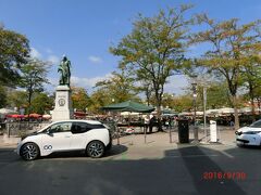 ヴォードニク広場で開かれている青果物市場です。
衣類も売っていました。
竜の橋の手前で、リュブリャニツァ川の反対方向には
リュブリアナ城があり、そこにも上がりました。