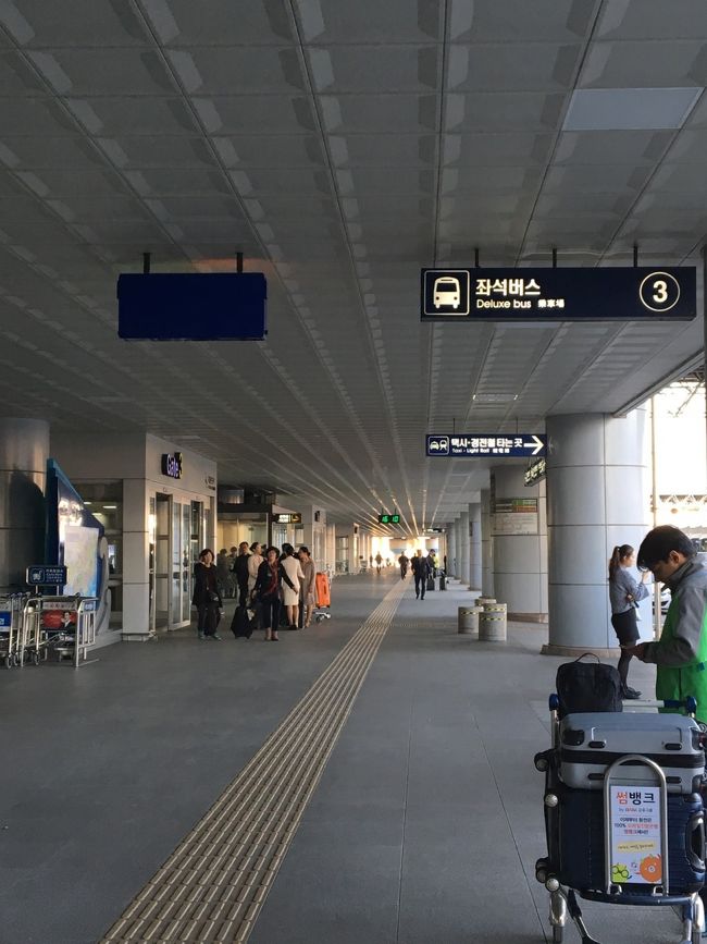 釜山行きのPEACH便は、1日1便。<br /><br />13:55に関空を出て、<br />13:25に到着です。<br />ソウルより近い！<br /><br />空港は、綺麗ですが、こじんまりしていて、リムジンバス乗り場も3ゲートを出たところすぐでした。