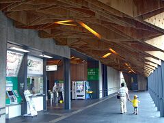 宝積寺（ほうしゃくじ）駅で途中下車します。

天井が幾何学模様の木で埋め尽くされています。これは美しいですね。デザイナー隈研吾氏によってデザインされたようです。