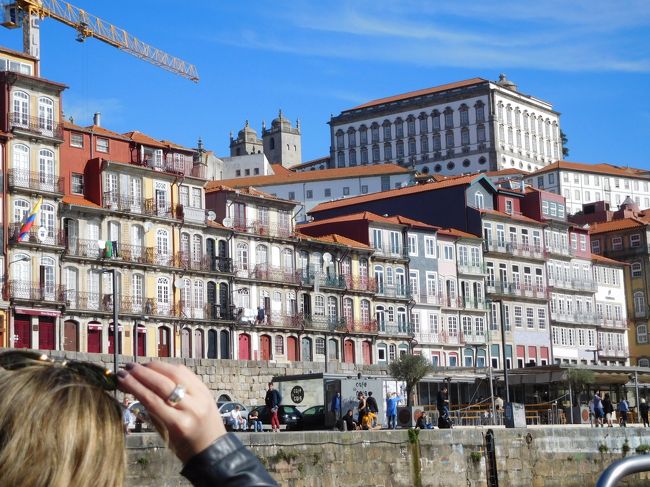 こんなところに住んでたら、毎日気持ちいいだろうな。<br />建物も、一階の玄関ドアに二階から上の窓、色やデザインが違ってておしゃれ。