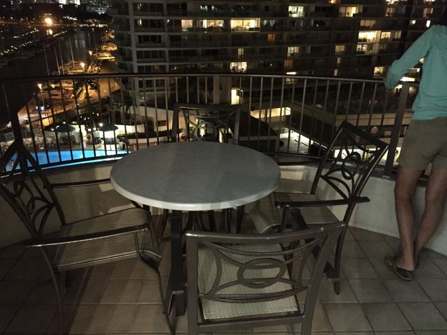 ラナイも４人で座って食事も十分できます。