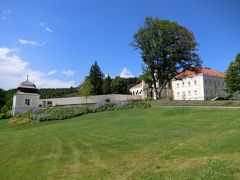 ウィーンの森にあるマイヤーリンクはかつてハプスブルク家の狩猟場でした。
そこにはハプスブルク家の狩猟の館があり、現在はそこがマイヤーリンク修道院になっています。
その修道院に到着しました。
ここはその修道院の全景です。
1889年1月30日、この狩猟の館に滞在していた既婚のルドルフ皇太子が、１７歳の少女マリー・ヴェツェラ男爵令嬢を道連れにここでピストル自殺をとげたのです。
この皇太子終焉の地を今から見学します。