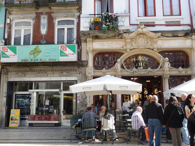 市場を出てちょっと行くと、昨日も歩いたショッピングストリートのサンタ・カタリナ通り。<br />また、マジェスティックカフェを通りがかったけど、今日も混んでる。<br /><br />隣のフジフィルムの建物となんだか対照的・・。