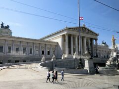 リンク沿いに建つ国会議事堂です。
ギリシアの神殿風の建物のため非常に目立ちます。
