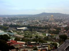 ナリカラ要塞の上から見渡したトビリシの景色。

これから行く予定のツミンダ・サメバ大聖堂が大きくて良く目立ちます。