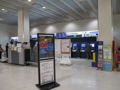 京都駅構内のＪＣＢ京都ラウンジでお茶して、京都駅は南北自由通路でなく、東側の地下自由通路を通ってアバンティへ出て、リムジンバスに乗ります。

伊丹空港のチェックインカウンター激混み！！
どうしよう・・そうだ、プレミアムチェックイン。２階にあり、ホッとしました。