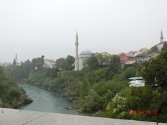 トルコの家
Biscevic House or Turkish House
手前の高い塔の
Koski Mehmed-pašina džamija
の向こう、写真の左の低い塔がトルコの家です。
コスキ メフメド パシャ モスクまでしか見に行きませんでしたので、
トルコの家は石橋から遠望しました。