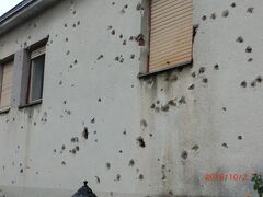 モスタルの弾痕と言う20年ちょっと前の紛争の銃弾の跡が残った
建物がいくつかありました。
凄い数の弾跡です。
スターリモスト橋も破壊されたそうです。
クロアチア人・ボシュニャク人のボスニア・ヘルツェゴビナと
セルビア人の国に分かれたそうです。