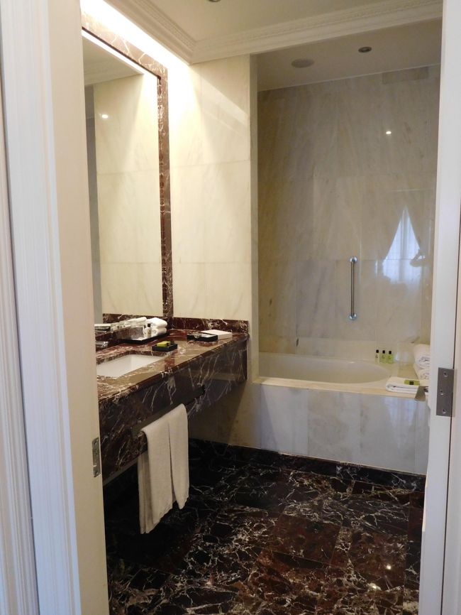 バスタブは大きめでゆったり。