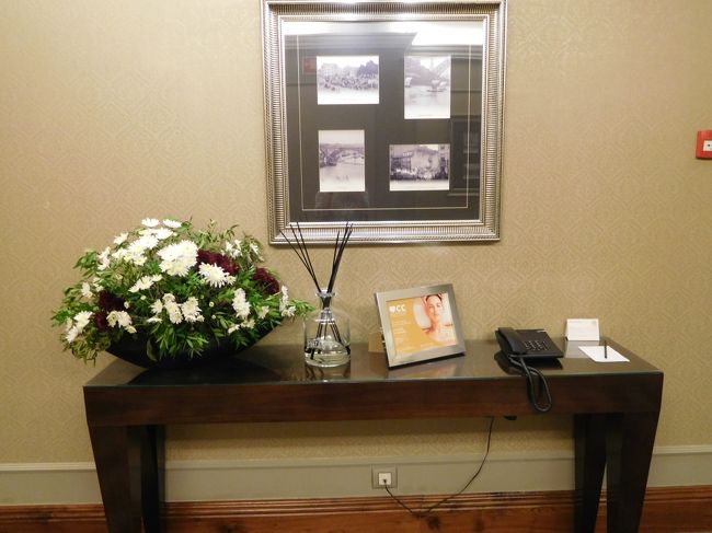 しばらく部屋でゴロゴロして、さあ、また出かけよう。<br />エレベーターホール前にも、菊を可愛く生けてる。