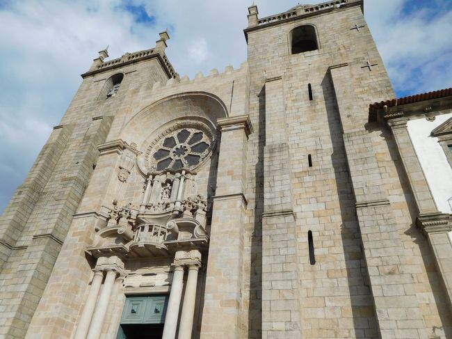 向かったのは、ホテルからも近い、カテドラル。<br />この建物のカテドラルは、入場無料。<br />入り口のドアのところに、「お恵みを・・」とコップを持った人がずっといたけど、ゴメンね、知らんぷりして入る。<br /><br />そして、さらっと見て出てきてしまった。<br /><br />あれ？ガイドブックに出ている、アズレージョの美しい回廊はどこにあるんだろう、あっ、あの向こう側の建物か・・と、右側にある大きな建物へ入ってみると、ここはツアー制で廻るので、次は５時だけどいい？と言われ、じゃあそれで、とチケットを買い、まだ時間があるので、カテドラルの前庭などをブラブラ。<br /><br />