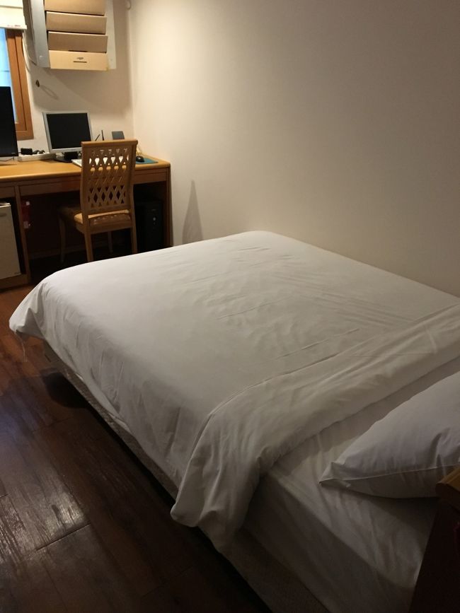 宿泊は西面のエンゼルホテル。<br /><br />エクスペディアの西面地区ホテルカテゴリー内の、低価格で立地の良さそうなところを選びました。<br /><br /><br />フロントのスタッフさんは、ほとんどの人が日本語可能で、とても親切です。<br />お部屋も清潔で、必要なものはだいたい揃っていました。<br /><br />全体的に古めかしく、特にお風呂と洗面台が暗かったのですが、そんなこと気にしません。<br /><br />ホテルのすぐ前には、コンビニもあって、24時間営業の飲食店が周りに多かったので、夜遅くまで明るかったです。