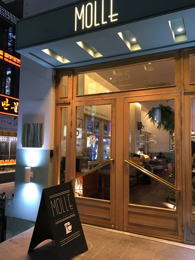 まずは、カフェ激戦区の西面で、お洒落なカフェを目指します。<br /><br /><br />パンケーキとレインボーケーキが有名な<br />MOLLE<br /><br />