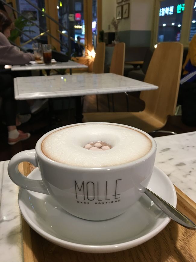 パンケーキは3時に行かないとダメらしく、<br />レインボーケーキは売り切れで、<br /><br />しゃーなしにココア飲みました。<br /><br />美味しいんだけど（涙）<br /><br />1人でも満足度★