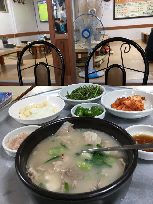 デジカルビ横丁に来ました。<br /><br />4トラベルでも口コミ上位の<br /><br />松亭三代クッパ<br />1人でも満足度★★<br /><br />店員さんが親切に食べ方を教えてくださいます。<br />始めは、豚骨の臭いがキツい気がしましたが、<br />キムチやニンニクの匂いに中和されて、気にならなくなります。<br />お肉がたくさんで、スープ飲むより、豚食べてる率の方が高い気がしました。