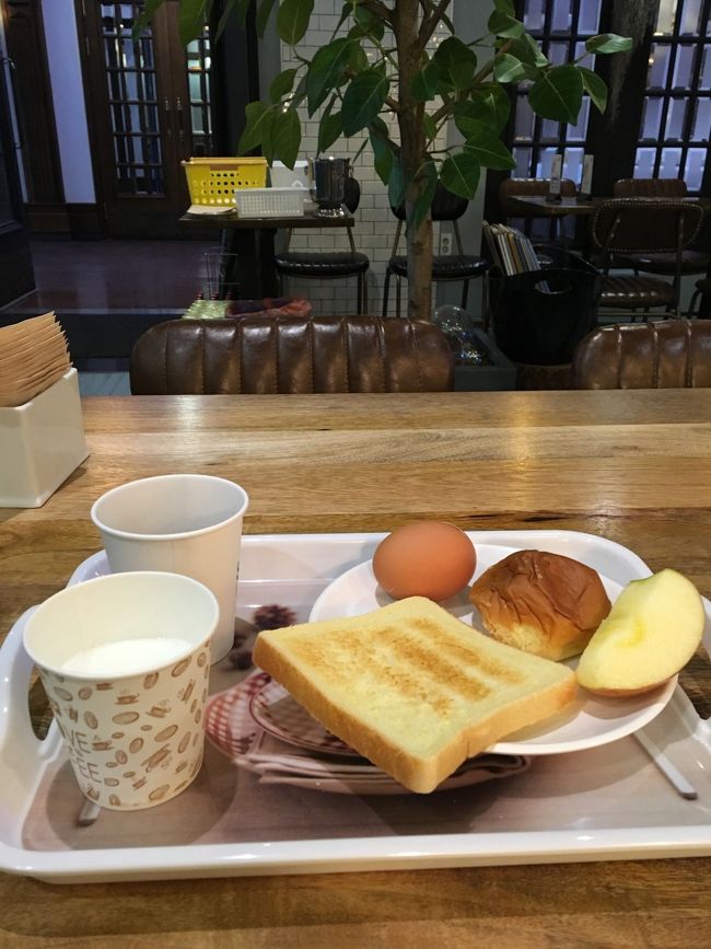 2日目。<br /><br /><br />安いホテルですが、簡単な朝食が付いています。<br />パンと卵とリンゴとドリンク。<br />個人的には充分な朝食です。<br />ロビーのすぐ横のカフェが朝食スペースです。
