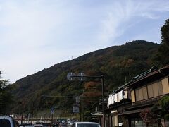 三枚橋の少し手前から渋滞。箱根湯本駅周辺はストップ＆ゴーの繰り返し。
箱根湯本を囲む山々の紅葉も進んでいる。
