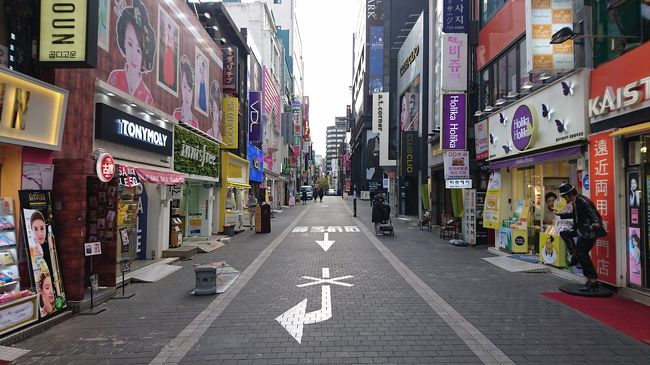 朝9時台の明洞。<br /><br />まだ開いていないお店が多く人も少ないです。