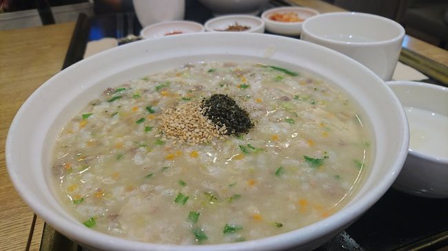 自分は肉入りお粥。<br /><br />8,500W<br /><br />パンチャンはもちろんおかわりできますよ♪<br /><br />ちょうどいい時間に席に座れたみたいです。10時前からお客さんが並び始めました。<br /><br />ポンチュは明洞以外にもたくさんありますよ～仁川空港の到着フロアにもあります。