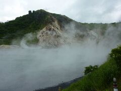 チェックアウト後、車で大湯沼へ。
爆裂火口にお湯がたまっています。