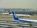 窓からは、ＡＮＡとルフトハンザの飛行機が見えている。

お腹も結構空いていたが、ビジネスクラスの機内食に期待して、コーヒーとちょっとしたスナックだけにしておく。４トラベルの旅日記を見ていると、搭乗前にラウンジで食べ過ぎて、美味しそうな機内食が食べれなかったという記事を沢山見ている（笑）。