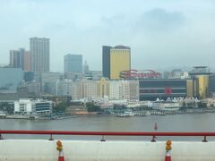 次の日の朝～
橋の上から黄色小鴨が見えることを期待して、マカオ半島とタイパを結ぶ3つの橋のうち、いちばん東側の友誼大橋を通る路線バスでタイパ島へ。右の窓側席を確保するため一本遅らせました(^ ^)
外港碼頭（香港行きジェット船乗り場）を過ぎて、サンズのあたり。見えるとしたらもうすぐだ～