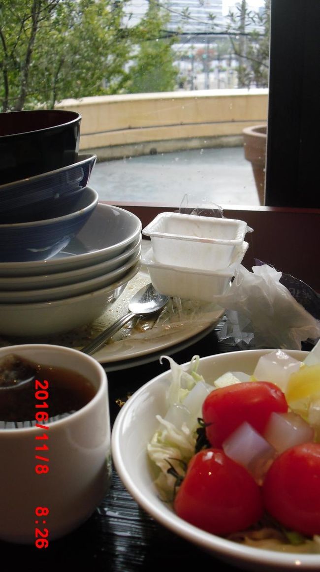 この蕃茄（とまと）がフルーツのように甘くて美味しかった　初めて食べる蕃茄だったよん！！　オリーブが少し見える<br /><br />オリーブには思い入れがあって　父がアルジェリアから帰る時に大きなビニールに10キロほど　塩漬けにしたオリーブを持ってきたこと　これが美味しくなくてね　てか高校生でまだ４０年前は　オリーブの実が美味しいと感じる時代でも年齢でもなかったからね　今は大好きだから　あの当時のあんなにたくさんのオリーブを　美味しく今戴けたらと思うと　父に申し訳なくて　常にオリーブの樹や実を見ると思い出すんだわ