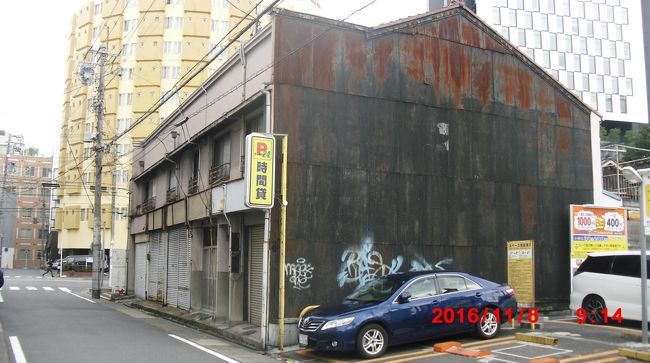 隣は切り取られたんね　トタンが痛々しい