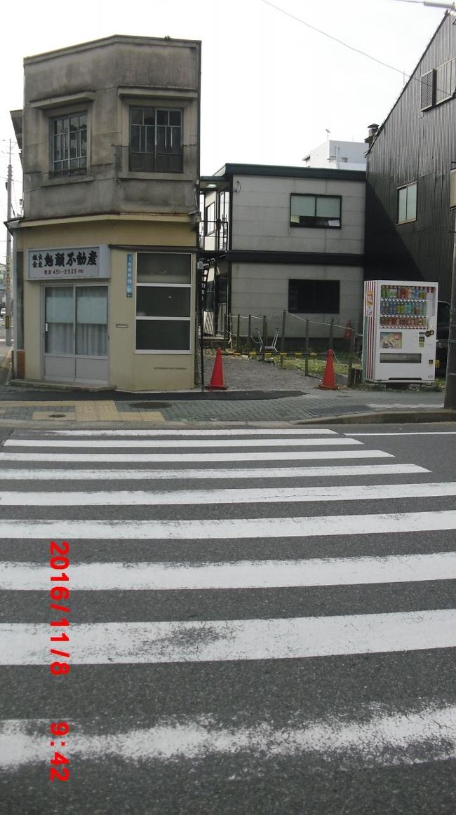 このビル素晴らしい　いい味出してる　隣の更地も