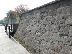 鶴丸城と隣接する私学校跡の石垣です。　弾痕が多数残っています。