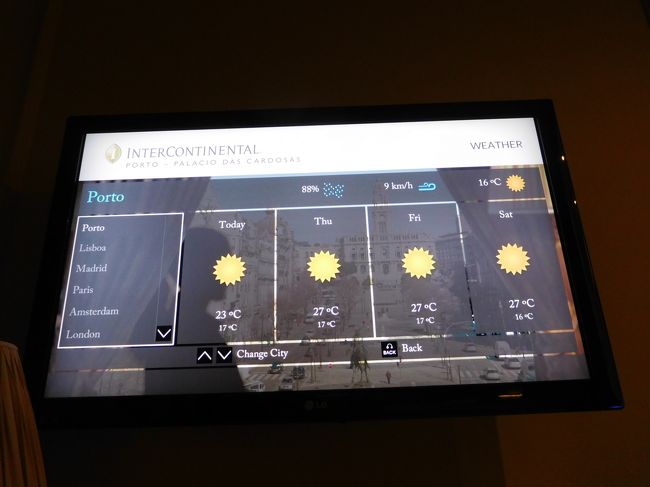 夕食終えてホテルへ。<br />部屋のテレビは、メッセージボードだ。<br />わぁ毎日天気いいぞ～♪