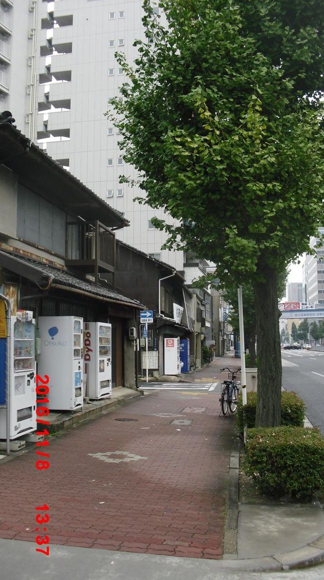 商家が並ぶ　自動販売機が邪魔だけどなぁ