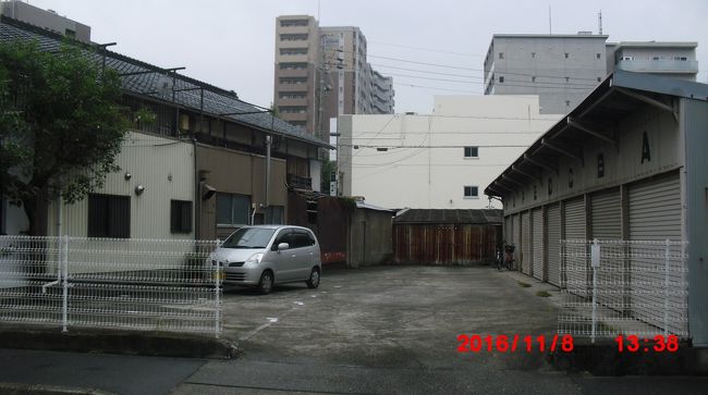 右の建物の入り口に　アルファベットで書いてあるのが不思議