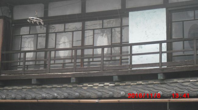 二階の窓の硝子が素晴らしい<br /><br />縦長の〇が透けてる　珍しい