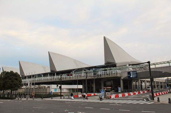駅から直結しているショッピングモール街は、朝早くてまだ開いていなかったので、地上からホテルへアクセス。<br />5分ほど歩いて、パシフィコ横浜を左側に眺め・・・