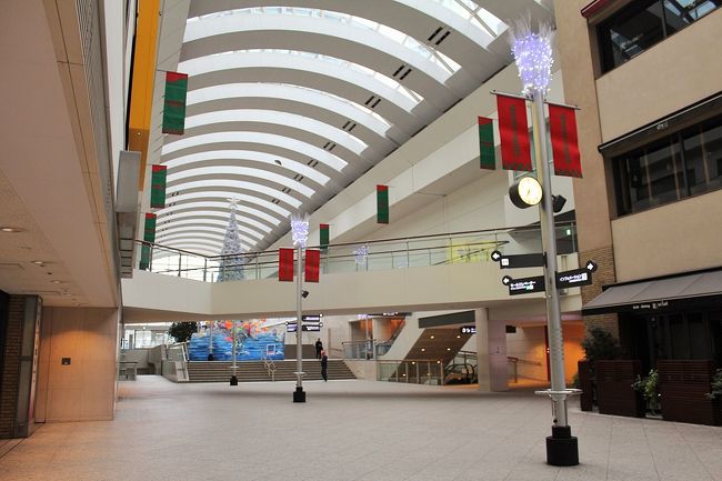 7時過ぎだけれど、このあたりはショッピングなどの娯楽施設なので、まだまだ人は少なくて・・・・<br />靴音が妙に響いたわ～（笑）<br />