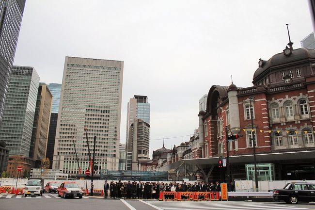 やっぱり早く開いているカフェなら駅に居た方が良いのかしら？<br />でも、改札の中にはもう入れないし、グルリと駅周辺を歩くのもしんどいなぁ～～<br />というわけで、困ったときの丸ビル（笑）<br />