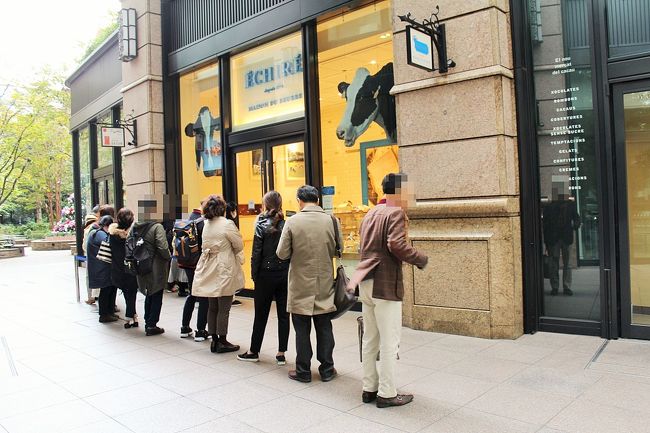 エシレ・メゾンデュブール★<br /><br />東京に来るたびに購入している大好きなガトーエシレのために並びます～～<br />今までの経験上、オープンの15分前に到着したら、ちょうど良い感じで購入できるであろうという目論みで♪<br />9時45分に到着したら、そこそこの行列。<br />まあ、予想通りかな。<br /><br />それにしても、この日はとても寒かった。<br />最低気温4度という寒さがやってきた日で、ビルとビルの間を吹き抜ける風の冷たいこと。<br />早くオープンして～～！